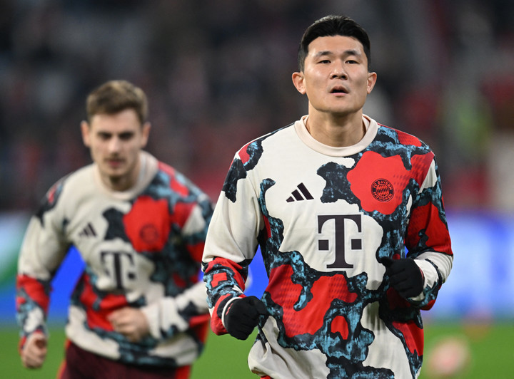 바이에른 뮌헨의 김민재가 29일 독일 뮌헨 알리안츠 아레나에서 열린 UEFA 챔피언스리그 슬로반 브라티슬라바전을 앞두고 워밍업을 진행하고 있다.