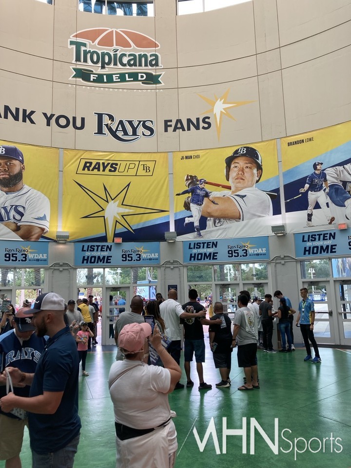 (탬파베이 홈구장 '트로피카나 필드' 입구에 걸려 있던 대형 최지만 사진. 당시 그의 팀내 입지와 더불어 인기를 엿볼 수 있는 대목이다)