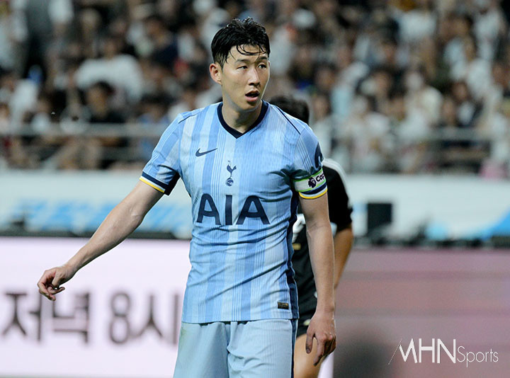 24-25시즌 토트넘의 원정 유니폼을 입은 손흥민