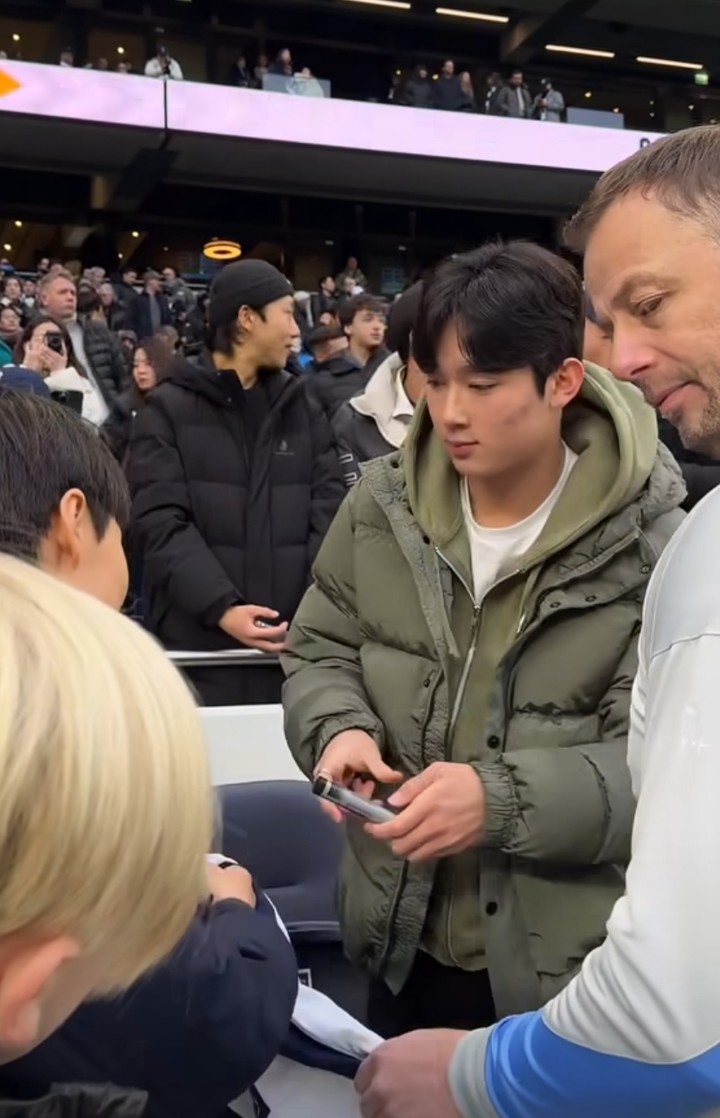 토트넘 팬들에게 사인해주는 양민혁