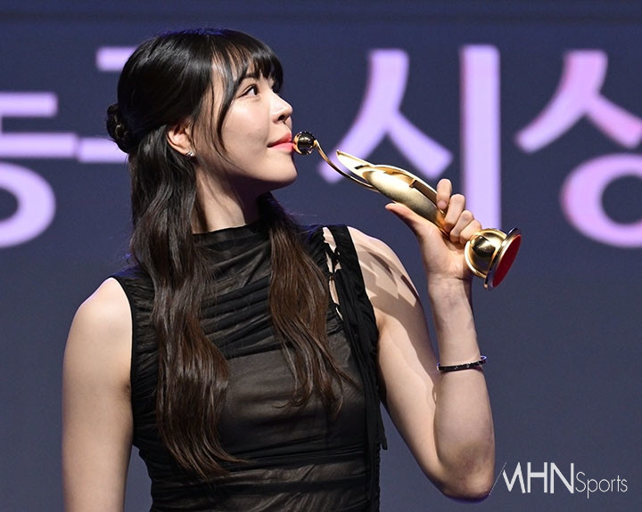 2023-2024시즌 여자프로농구 시상식에서 트로피를 들고 기념촬영하는 박지수