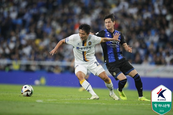 2024시즌 광주FC 소속으로 인천 유나이티드와 경기에 출전한 이상기(왼쪽)