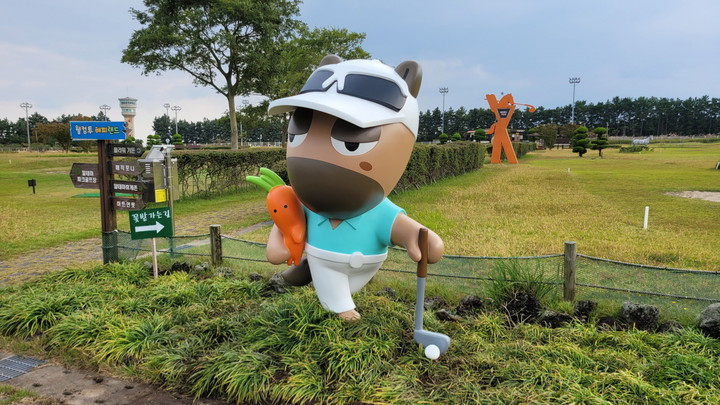 렛츠런파크 제주에 설치된 ‘말마’ 조형물.(사진 한국마사회 제공)