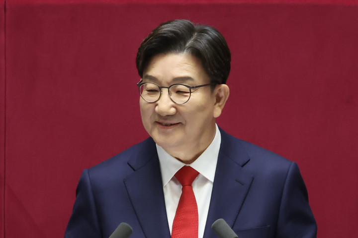 야당 고성에 웃음으로 대응하는 권성동 원내대표국민의힘 권성동 원내대표가 11일 국회 본회의에서 교섭단체 대표 연설을 하던 중 야당의 고성 섞인 야유에 웃음을 짓고 있다. 2025.2.11 