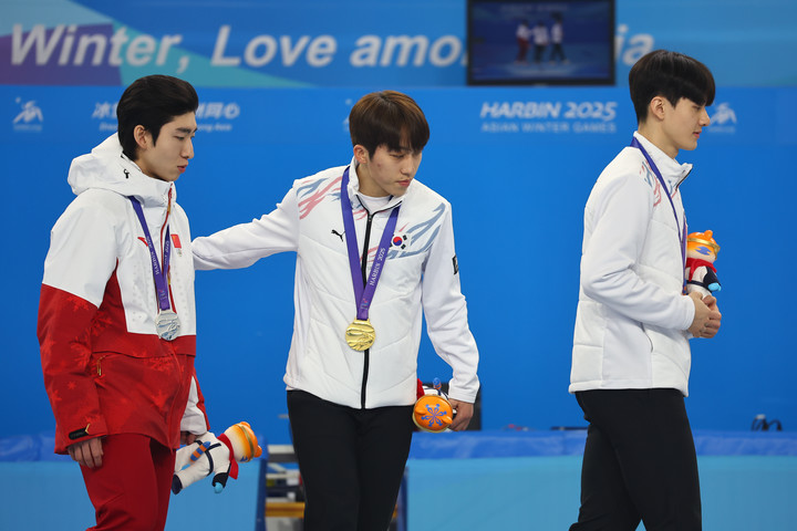 함께 시상대에 선 린샤오쥔을 한국 선수들이 다독이고 있다