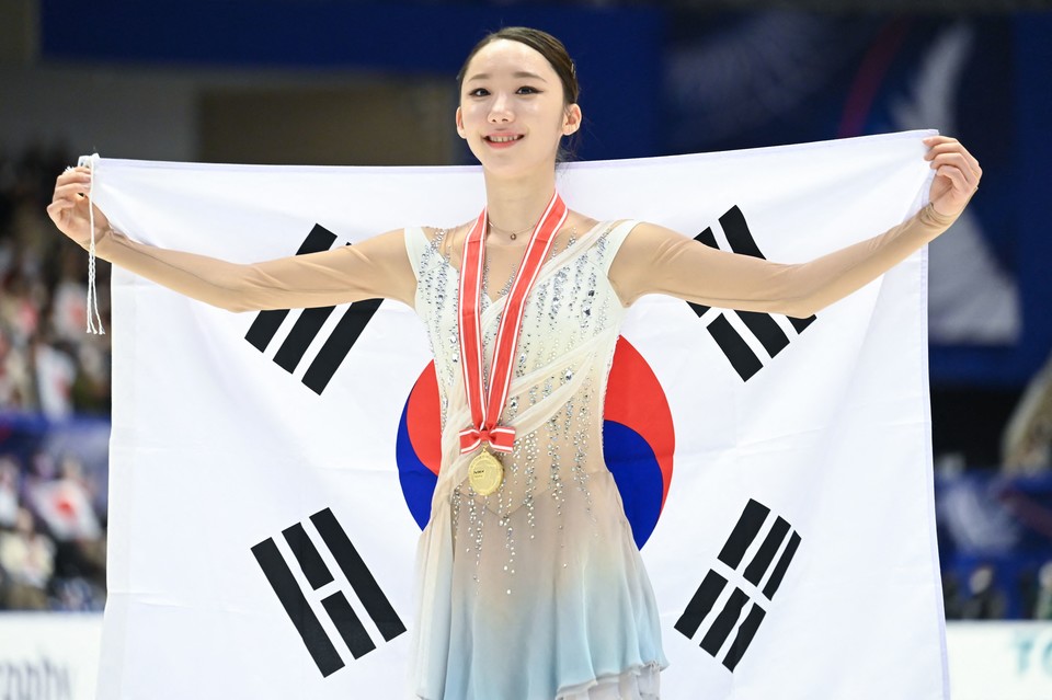 19일 열린 ISU 그랑프리 5차 대회 여자 싱글 프리스케이팅에서 최종 합계 1위로 금메달을 차지한 뒤 태극기를 흔들며 기뻐하는 여자 피겨스케이팅 김예림 