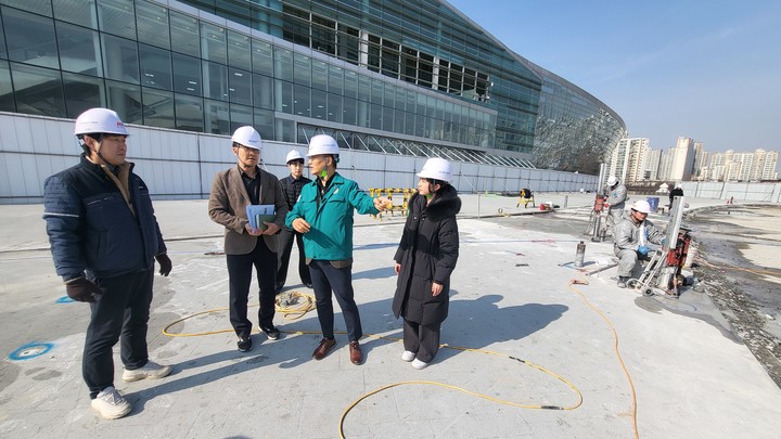 이성철 경륜경정총괄본부장(오른쪽에서 두 번째) 등 관계자들이 광명스피돔 공사 현장에서 안전점검을 하고 있다.(사진 국민체육진흥공단 제공)