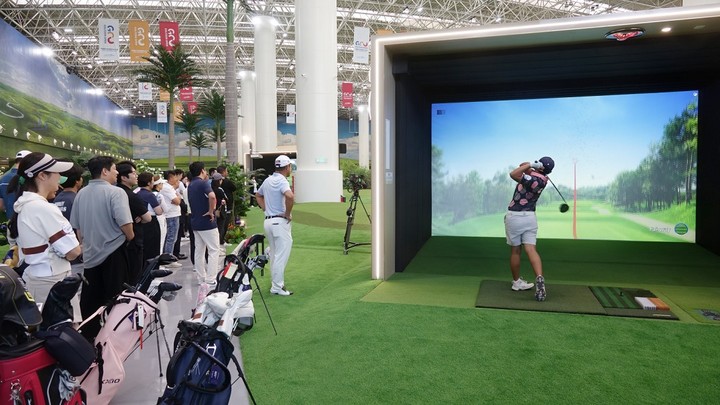 지난해 9월 13일부터 15일까지 중국 톈진 시티골프에서 열린 '2024 골프존 시티골프 차이나 오픈'에서 갤러리들이 스크린부스에서 티샷을 하는 선수를 바라보고 있다.