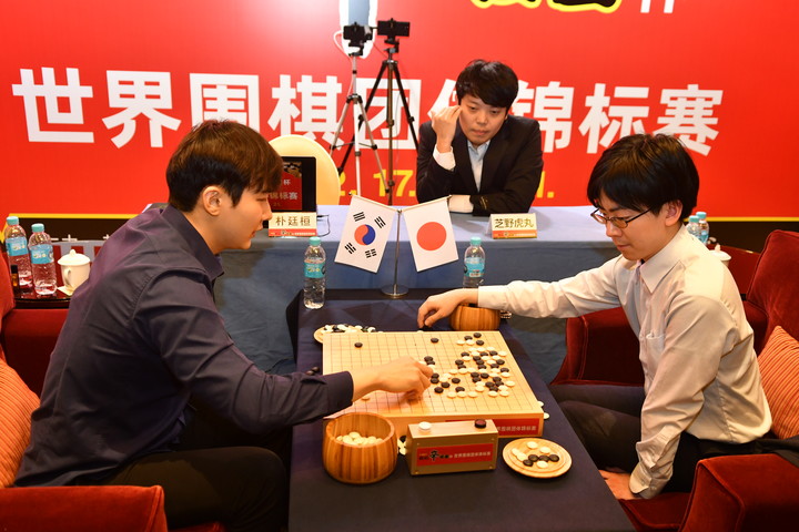 홍민표 감독(가운데)이 지켜보고 있는 가운데 박정환 9단(왼쪽)과 시바노 도라마루 9단이 승부를 복기하고 있다.(사진 한국기원 제공)