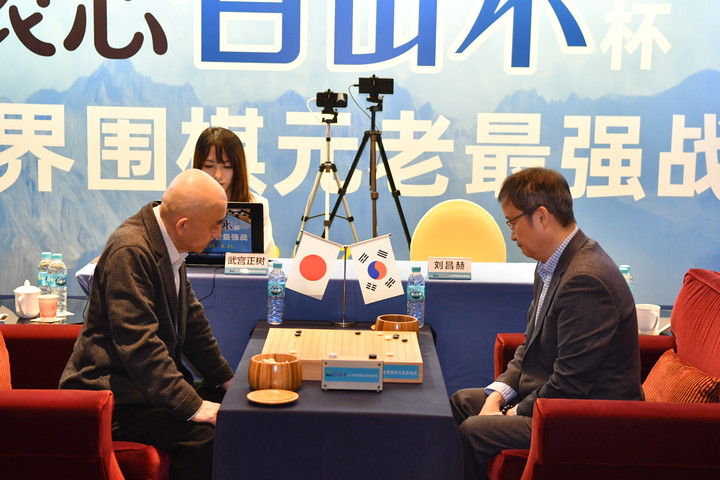 유창혁 9단(오른쪽)과 다케미야 마사키 9단이 대국을 벌이고 있다.(사진 한국기원 제공)