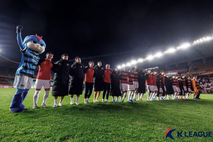 6일 열린 2024-2025 AFC 챔피언스리그 엘리트 리그 스테이지 4차전에서 산둥 타이산에 승리한 뒤 기뻐하는 포항 선수들