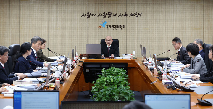 안창호 국가인권위원회 위원장이 지난 10일 서울 중구 국가인권위에서 열린 제2차 전원위원회에서 발언을 하고 있다.