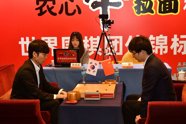 대국하고 있는 신진서 9단(왼쪽)과 딩하오 9단.(사진 한국기원 제공)