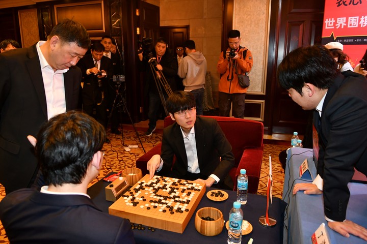 대국 후 신진서 9단(가운데)을 중심으로 복기를 하고 있다.(사진 한국기원 제공)