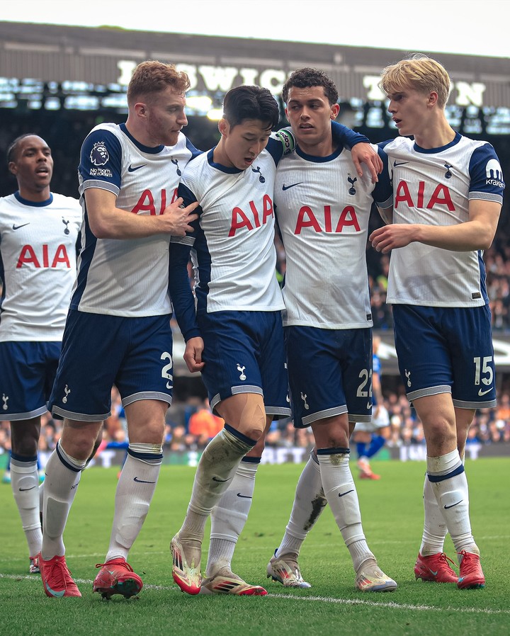 23일 입스위치와 경기에서 골이 터지자 함께 기뻐하는 토트넘 선수들, 왼쪽부터 데얀 쿨루셉스키, 손흥민, 브레논 존슨, 루카스 베리발