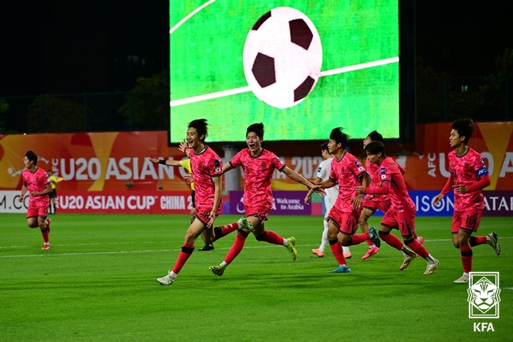 23일 우즈베키스탄과 경기에서 신민하의 동점골이 터지자 기뻐하는 한국 선수들