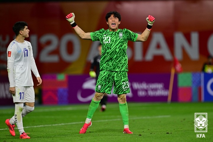 23일 우즈베키스탄과 승부차기에서 1번 키커 킥을 막아낸 뒤 포효하는 골키퍼 홍성민