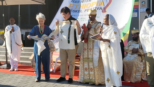 사진 왼쪽 이디오피아벳 조수경 대표 , 다비드차 사단법인 이디오피아벳 이사장 2023년 10월3일 메스칼 축제