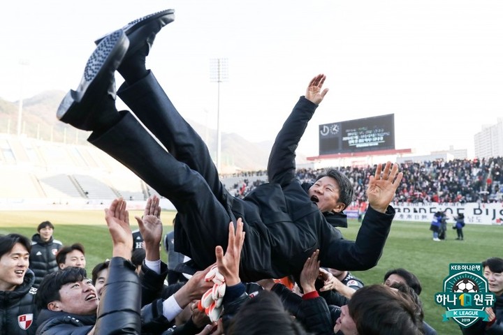 2019년 부산 아이파크가 K리그 승강 플레이오프에서 경남FC를 꺾고 승격을 확정한 뒤 선수들의 헹거레를 받는 정몽규 부산 아이파크 구단주