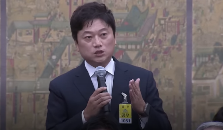 국회에 참고인으로 출석해 발언하는 박문성 축구 해설위원