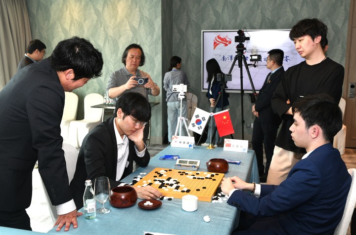 국후 복기 장면.(사진 한국기원 제공)