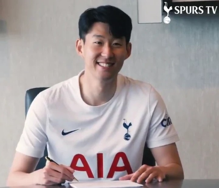 2021년 재계약서에 사인하는 토트넘 손흥민
