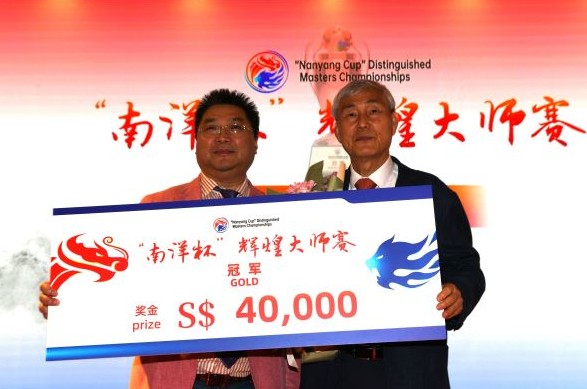 휘황 바둑마스터스에서 우승을 차지한 조훈현 9단(오른쪽)