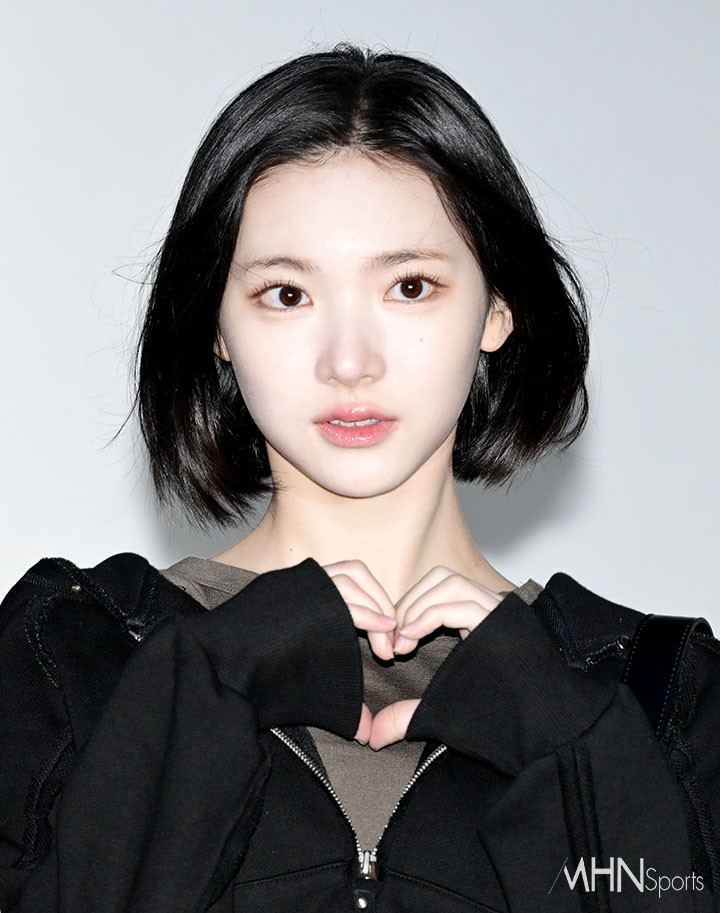 하츠투하츠 지우 '단발 미녀 하트' < 연예현장 < 포토 < 연예 < 기사본문 - MHN / 엠에이치앤