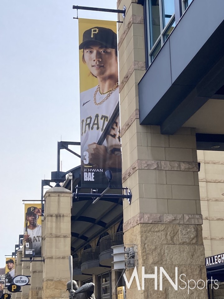 (피츠버그 홈구장 'PNC 파크' 외벽에 걸려있는 배지환 사진)