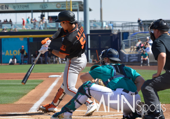  (이정후가 스프링캠프 경기 서 타격을 하고 있다)