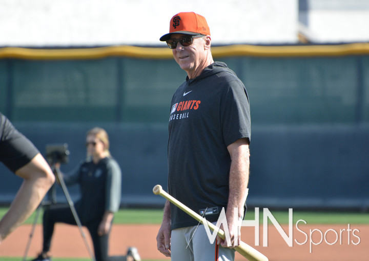 (밥 멜빈 샌프란시스코 감독이 스프링캠프서 이정후 등 선수들의 훈련모습을 지켜보고 있다)