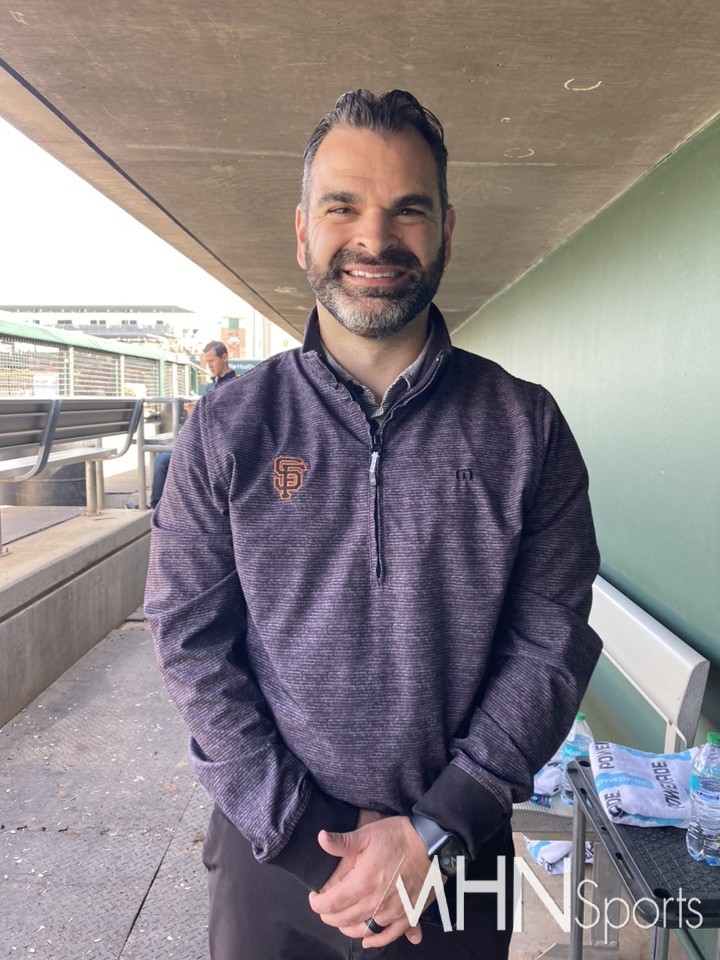 (잭 미네시안 샌프란시스코 단장이 MHN스포츠와 인터뷰 후 사진촬영을 하고 있다)