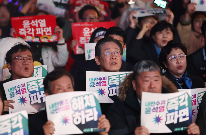 더불어민주당 이재명 대표가 9일 서울 경복궁역 인근에서 열린 ‘윤석열 즉각퇴진·사회대개혁 비상행동, 대통령 탄핵 촉구 집회’에 참석해 구호를 외치고 있다. 2025.3.9