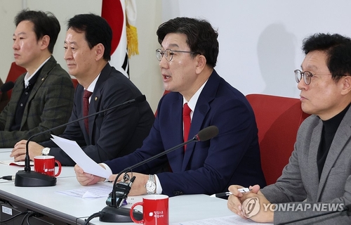 국민의힘 권성동 원내대표가 16일 서울 여의도 국회에서 윤석열 대통령 탄핵 심판과 관련한 당 입장 등 현안 관련 기자간담회를 하고 있다. 2025.3.16