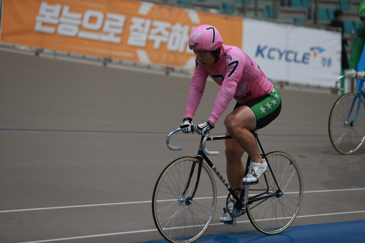 장보규는 2018년 역대 두 번째 400승, 최초 선행 300승에 성공한 한국 경륜의 살아 있는 전설이다. 사진은 400승 달성 당시의 모습이다.(사진 국민체육진흥공단 제공)