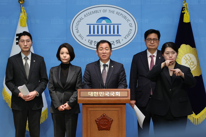 21일 서울 여의도 국회 소통관에서 국민의힘 미디어특위 이상휘 위원장과 김장겸·박준태 의원이 MBC 보도의 공정성과 객관성을 문제 삼으며 방송문화진흥회 권태선 이사장에 대한 자진사퇴를 촉구하는 기자회견을 하고 있다. 2025.3.21