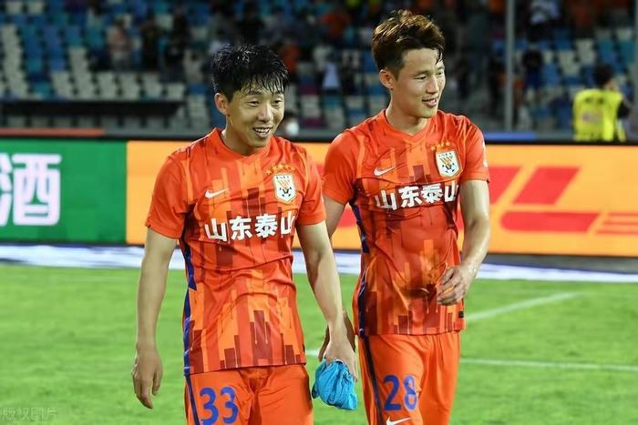 산둥 타이산 시절 진징다오(왼쪽)과 손준호