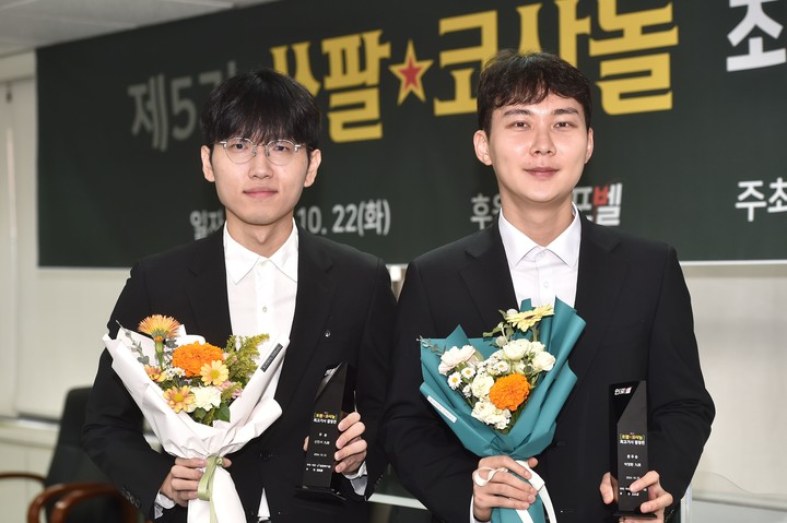 제5기 쏘팔코사놀 최고기사 결정전 우승자 신진서 9단(왼쪽)과 준우승자 박정환 9단.(사진 한국기원 제공)