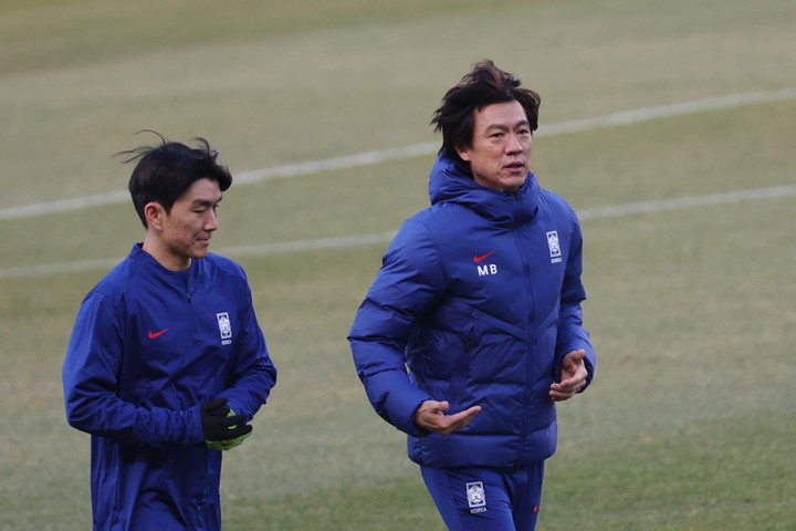 홍명보 한국 축구 국가대표팀 감독(오른쪽)과 황인범