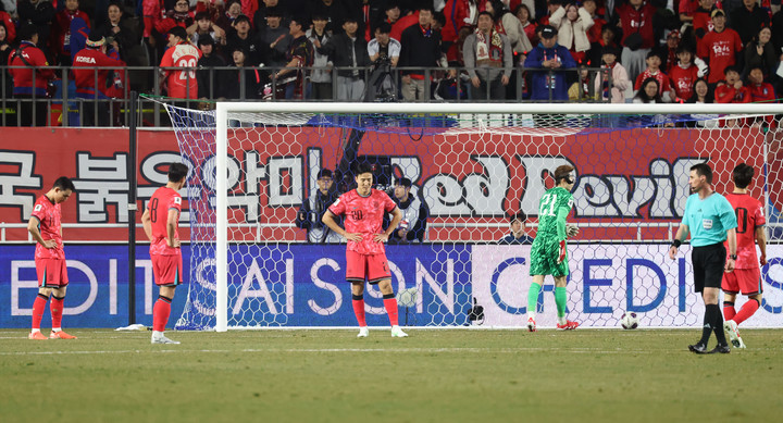 25일 요르단과 경기에서 동점골을 허용한 뒤 아쉬워하는 한국 선수들