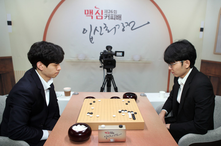 신진서 9단(오른쪽)과 이지현 9단이 31일 제26기 맥심커피배 입신최강전 결승1국을 치르고 있다.(사진 사이버오로 제공)