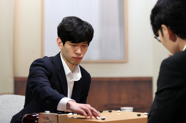 이지현 9단이 반상에 돌을 내려 놓고 있다.(사진 사이버오로 제공)