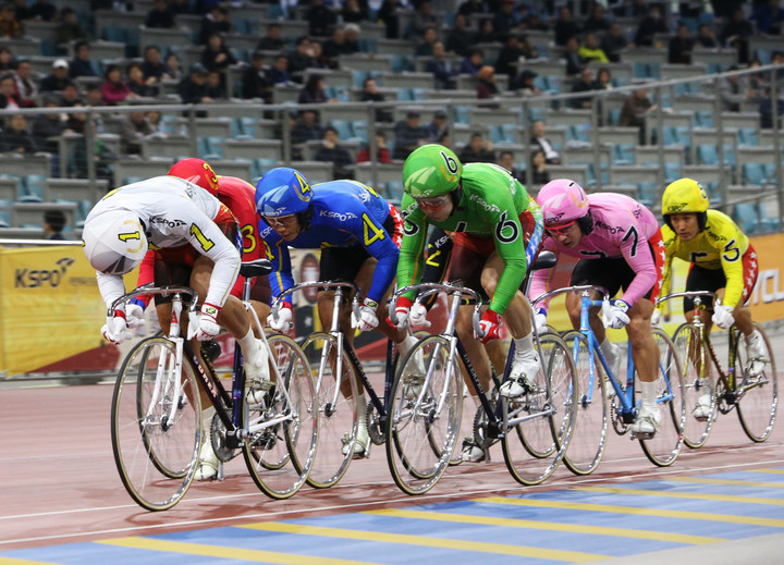 광명스피돔에서 선수들이 경쟁을 펼치고 있다.(사진 국민체육진흥공단 제공)