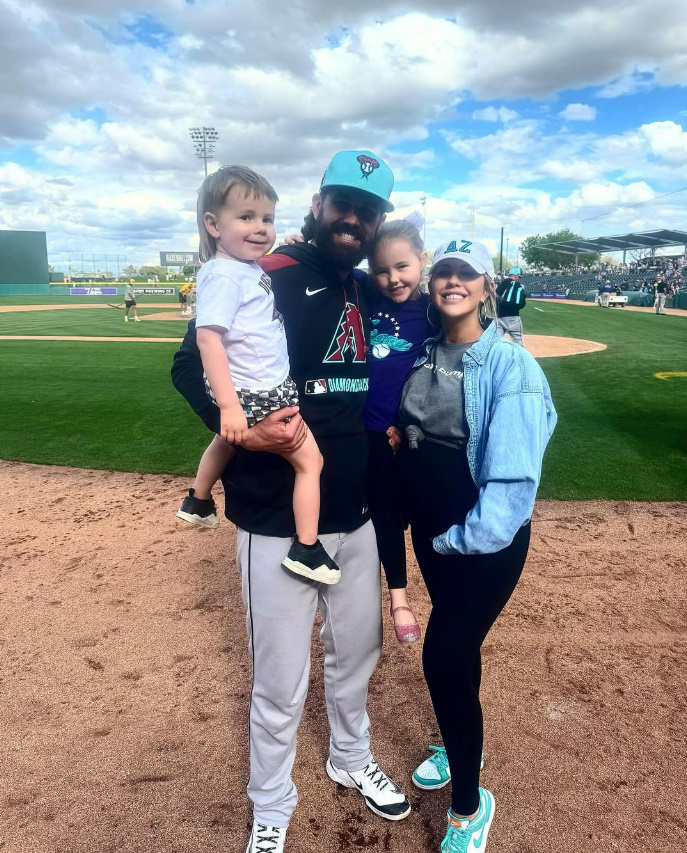 (지난 2월 애리조나 스프링캠프에서 촬영한 켈리와 그의 가족 사진. 최근 딸 아이가 태어나 이제 다섯 식구가 됐다)