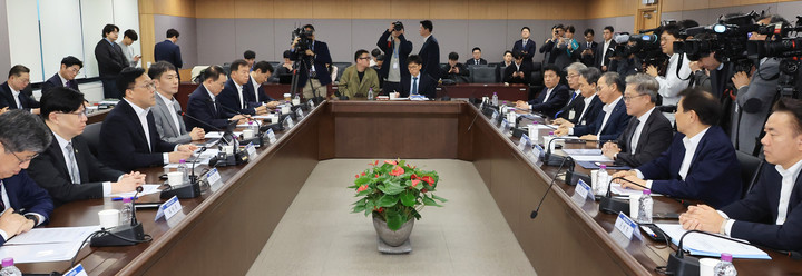 김병환 금융위원회 위원장이 7일 서울 종로구 정부서울청사에서 금감원, 5대 금융지주, 은행연합회 등 관계자들이 참석한 금융 상황 점검 회의에서 발언하고 있다. 2025.4.7