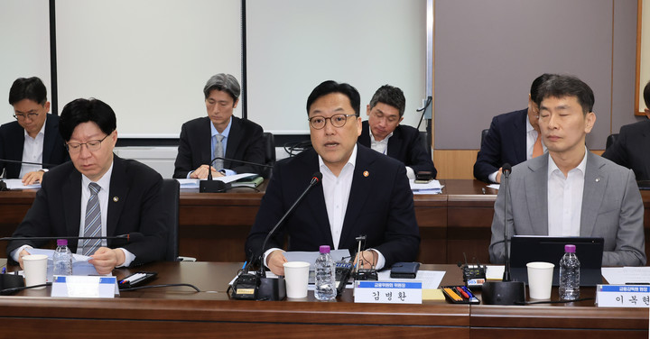 김병환 금융위원회 위원장이 7일 서울 종로구 정부서울청사에서 금감원, 5대 금융지주, 은행연합회 등 관계자들이 참석한 금융 상황 점검 회의에서 발언하고 있다. 2025.4.7
