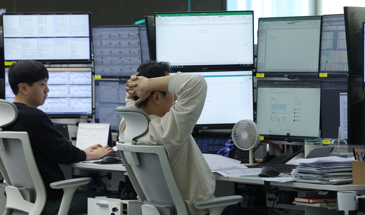 코스피가 전장보다 137.22p(5.57%) 내린 2,328.20로 마감한 7일 오후 서울 중구 하나은행 딜링룸에서 딜러들이 업무를 보고 있다.이날 원/달러 환율은 오후3시30분 기준 전날보다 33.7원 오른 1,467.8원을 기록했고, 코스닥은 36.09p(5.25%) 내린 651.30으로 마감했다. 2025.4.7