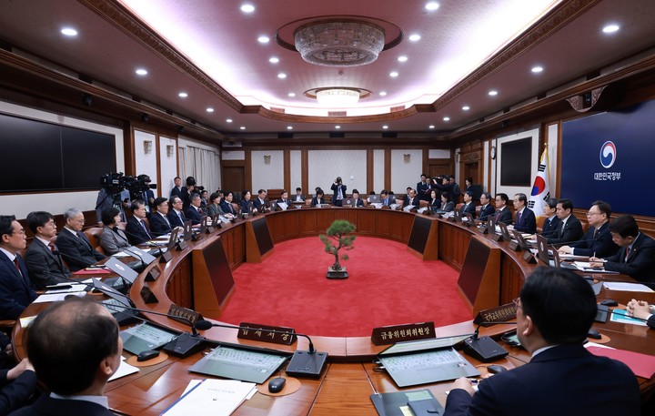 한덕수 대통령 권한대행 국무총리가 8일 정부서울청사에서 열린 국무회의를 주재하고 있다. 2025.4.8