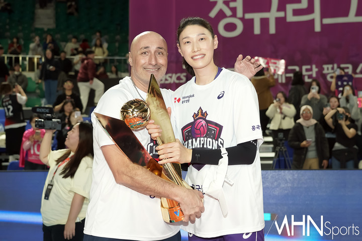 정규리그 1위 트로피를 든 아본단자 감독-김연경