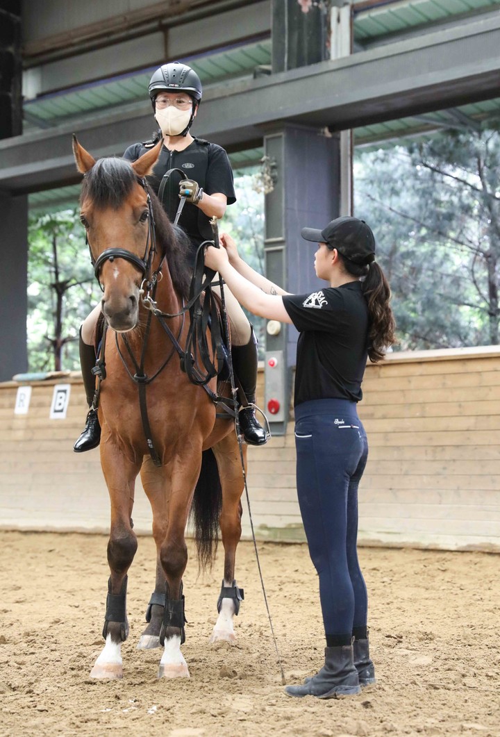 힐링승마 참여자가 승마강습을 받고 있다.(사진 한국마사회 제공)